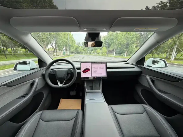 Tesla Model Y 2025 Rear-Wheel Drive — Фото автомобиля 7