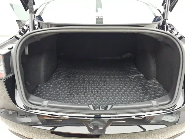 Tesla Model 3 — Фото автомобиля 14