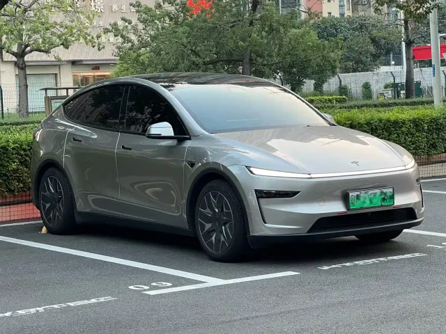 Tesla Model Y L — Фото автомобиля 2
