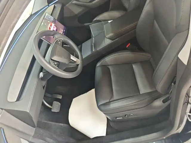 Tesla Model Y — Фото автомобиля 14
