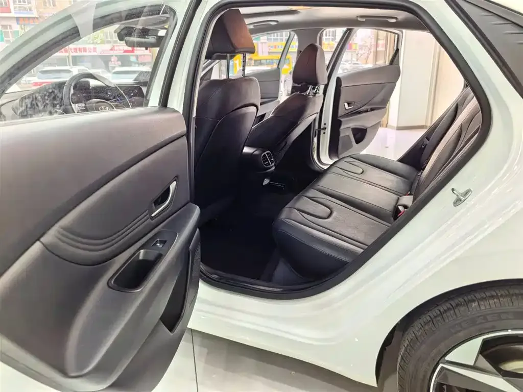 Hyundai Elantra 2022 1.5L CVT LUX Premium Edition — Фото автомобиля 8