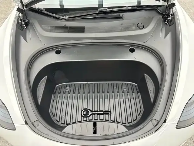 Tesla Model 3 — Фото автомобиля 17