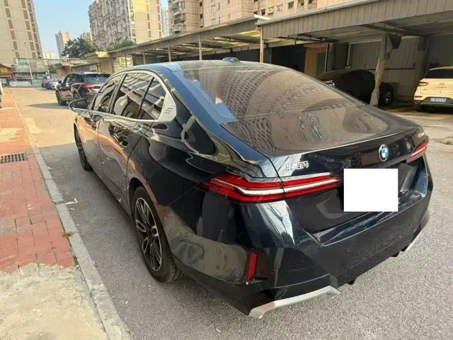 BMW 5 Series — Фото автомобиля 3