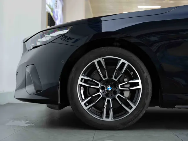 BMW 5 Series — Фото автомобиля 9