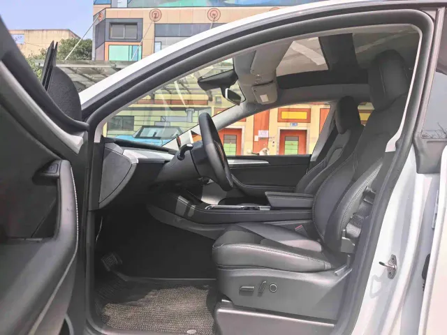 Tesla Model Y — Фото автомобиля 4