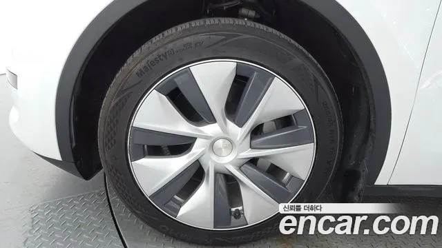 Tesla Model Y — Фото автомобиля 5