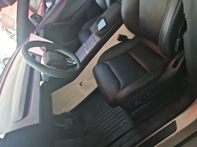 Tesla Model Y L — Фото автомобиля 14