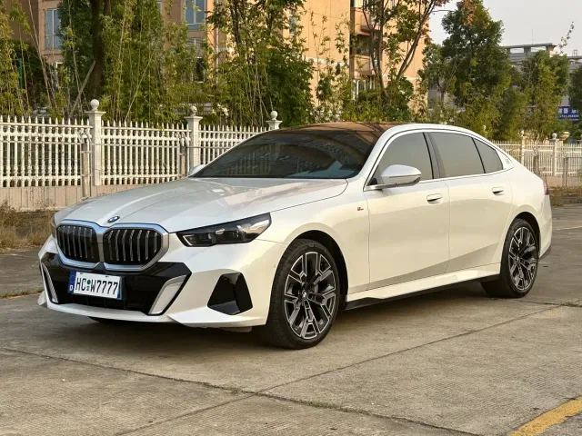 BMW 5 Series — Фото автомобиля 2