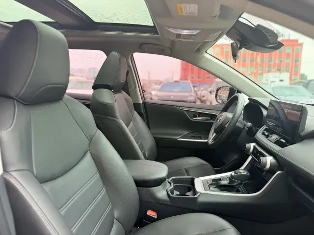 Toyota RAV4 — Фото автомобиля 10