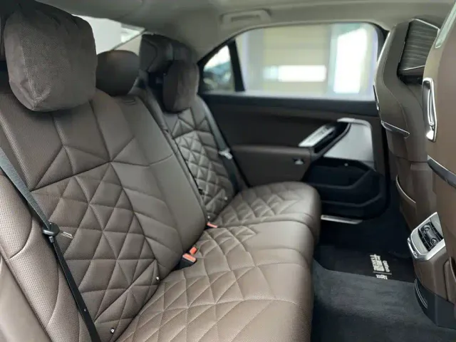 BMW 7 Series — Фото автомобиля 28