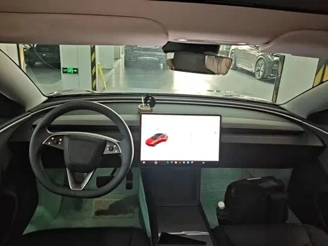 Tesla Model 3 — Фото автомобиля 12