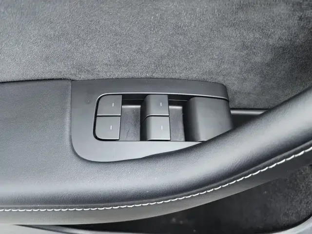 Tesla Model Y — Фото автомобиля 9