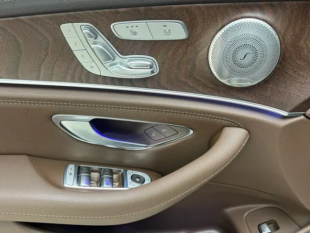 Mercedes-Benz E-Class — Фото автомобиля 20