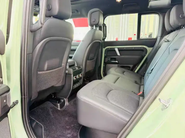 Land Rover Defender — Фото автомобиля 12