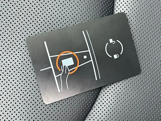 Tesla Model Y L — Фото автомобиля 15