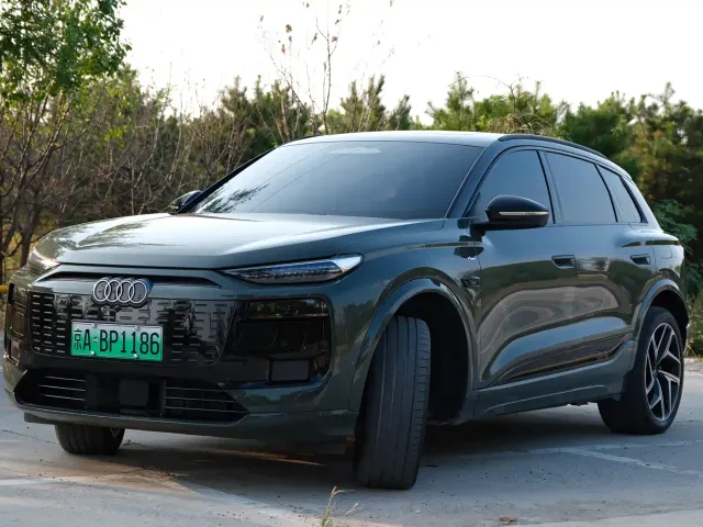 Audi Q6L e-tron — Фото автомобиля 3