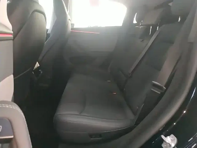 Tesla Model Y — Фото автомобиля 16