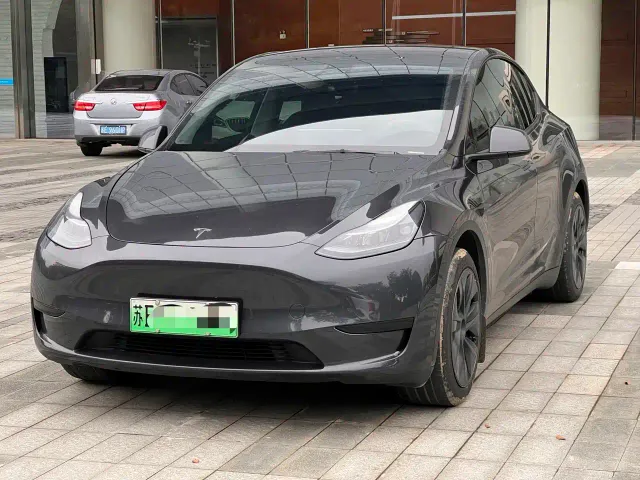 Tesla Model Y — Фото автомобиля 9