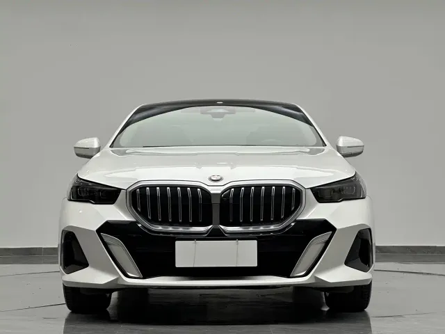 BMW 5 Series — Фото автомобиля 3