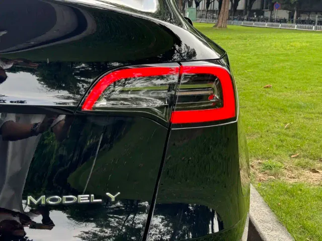 Tesla Model Y — Фото автомобиля 20