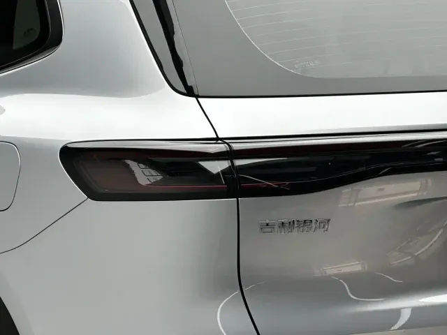 Geely Galaxy Starship 7 EM-i — Фото автомобиля 17