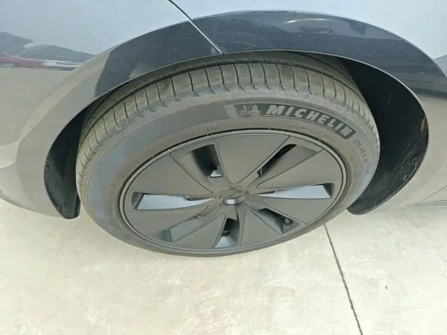 Tesla Model 3 — Фото автомобиля 22