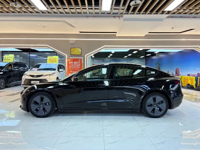 Tesla Model 3 — Фото автомобиля 2