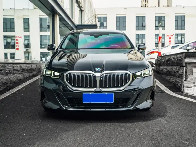 BMW 5 Series — Фото автомобиля 2