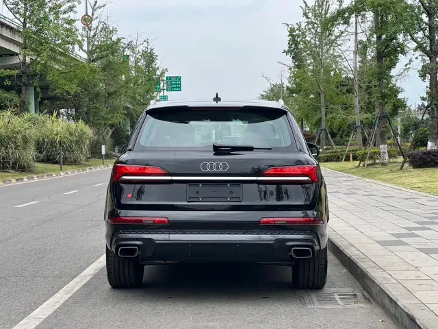 Audi Q7 — Фото автомобиля 12