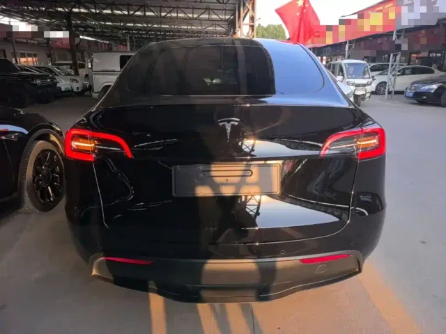 Tesla Model Y — Фото автомобиля 5