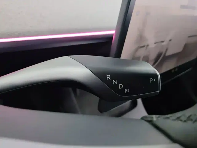Tesla Model Y — Фото автомобиля 13