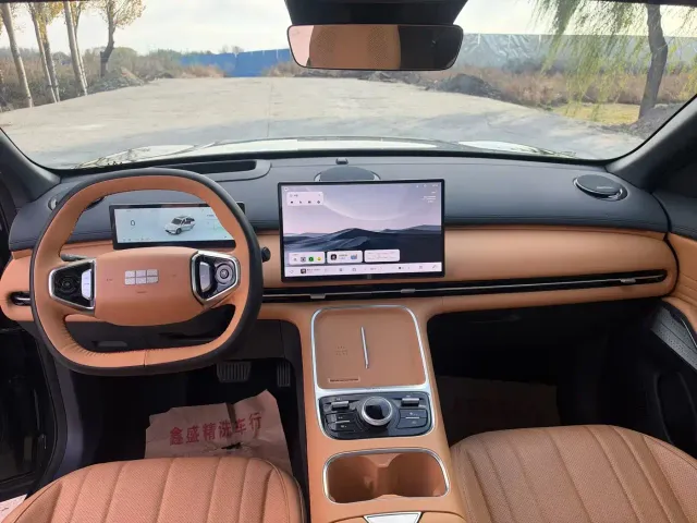 Geely Galaxy Starship 7 EM-i — Фото автомобиля 6
