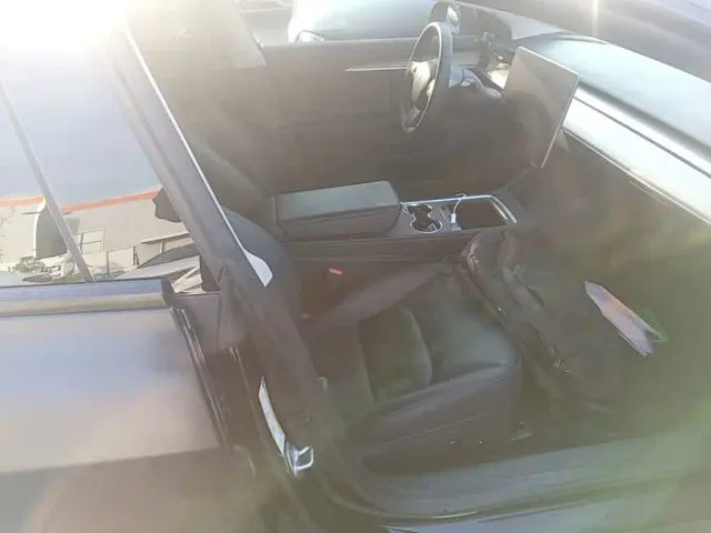 Tesla Model 3 — Фото автомобиля 24