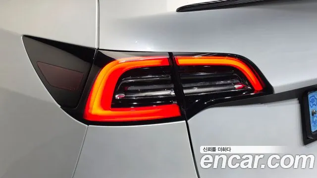 Tesla Model Y — Фото автомобиля 18