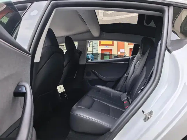 Tesla Model 3 — Фото автомобиля 11