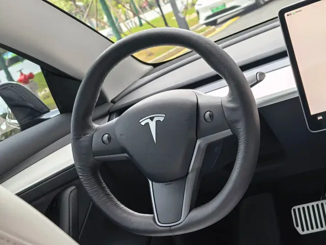 Tesla Model 3 — Фото автомобиля 17