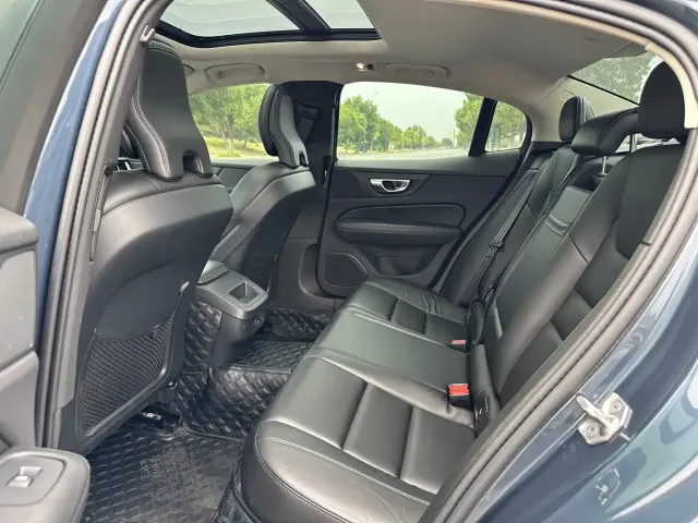 Volvo Volvo S60 2022 B4 Smart Comfort Luxury Edition — Фото автомобиля 14