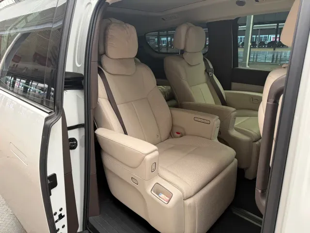 Li Auto MEGA — Фото автомобиля 11