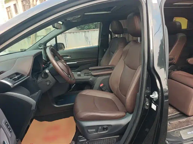 Toyota Sienna — Фото автомобиля 14