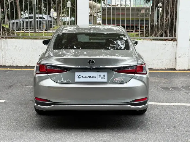 Lexus ES — Фото автомобиля 8