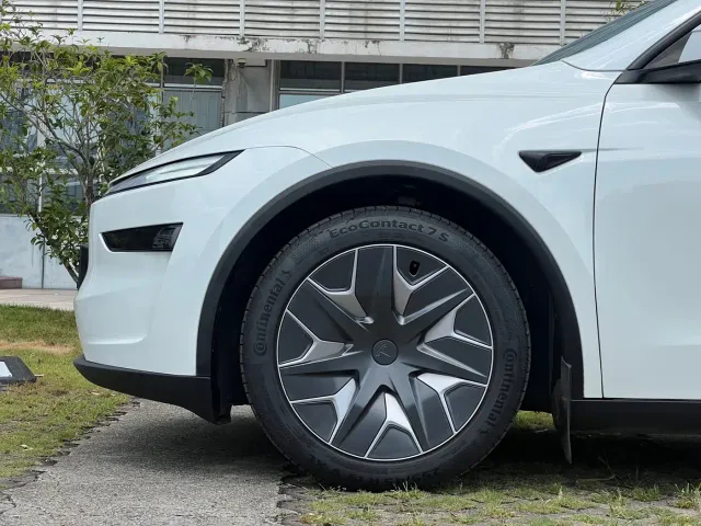 Tesla Model Y L — Фото автомобиля 8