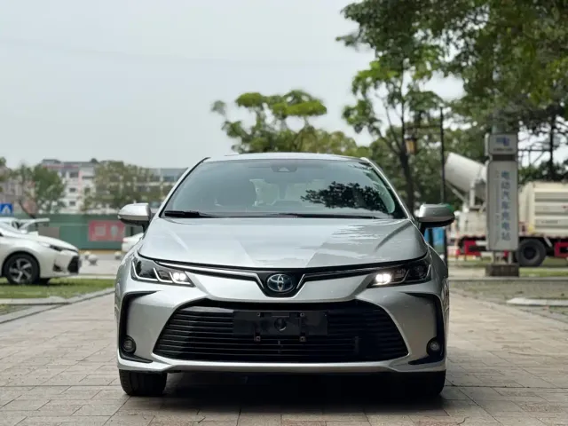 Toyota Corolla 2021 Hybrid 1.8L E-CVT Elite Edition — Фото автомобиля 3