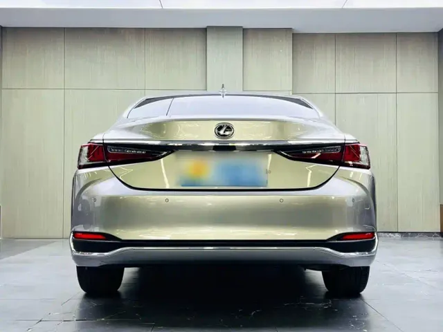 Lexus ES — Фото автомобиля 10