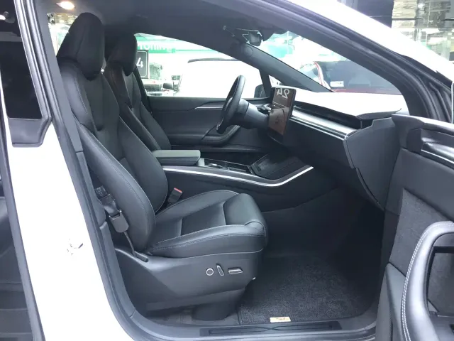 Tesla Model X — Фото автомобиля 11