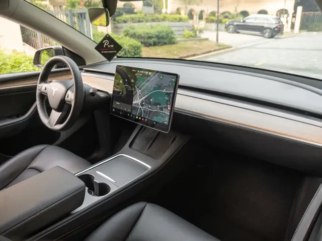 Tesla Model Y — Фото автомобиля 13