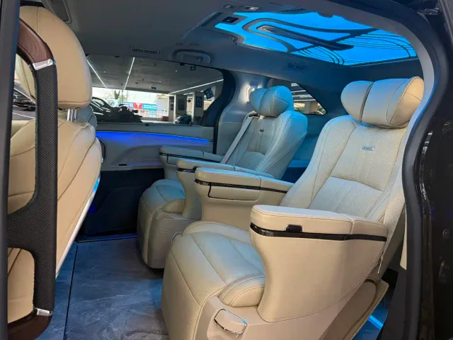 Toyota Sienna — Фото автомобиля 12