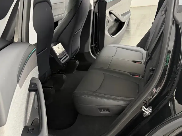 Tesla Model Y — Фото автомобиля 8