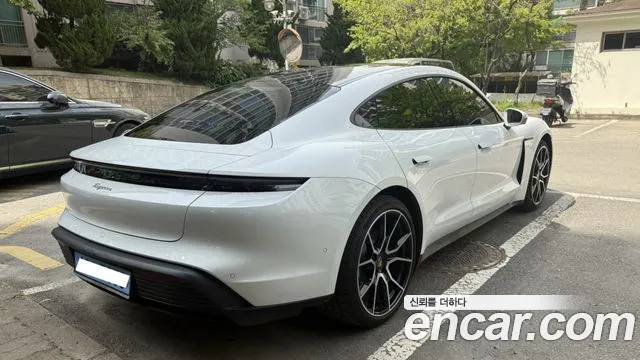 Porsche Taycan — Фото автомобиля 2