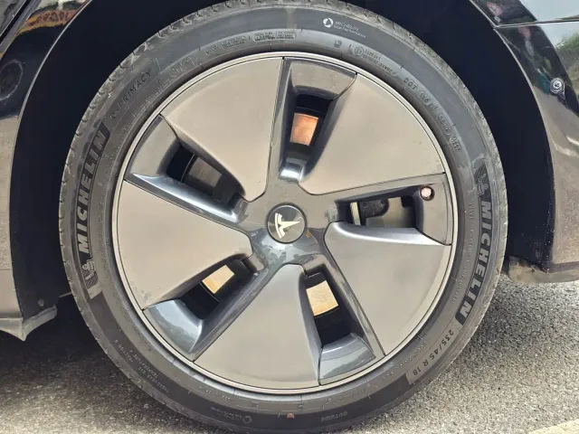 Tesla Model 3 — Фото автомобиля 14