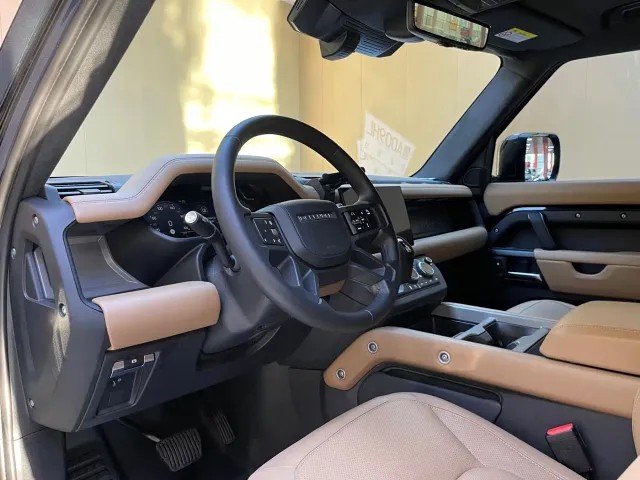 Land Rover Defender — Фото автомобиля 10